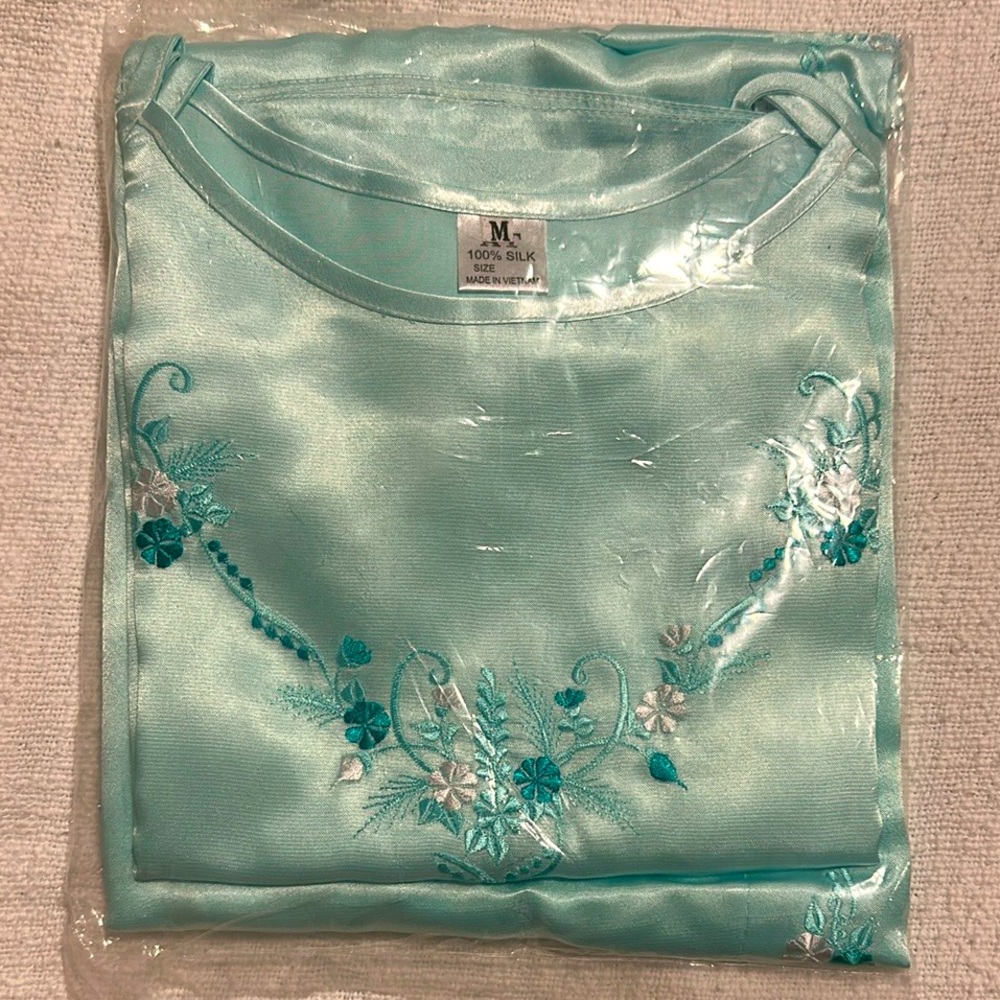 Satin/Silk Nightgown and Robe Set | M - Picture 5 of 16